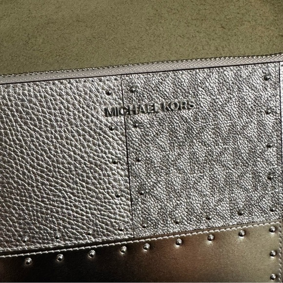 NWT Michael Kors Jet Set Travel Large Studded Metallic Silver Patchwork Wristlet - Picture 3 of 9